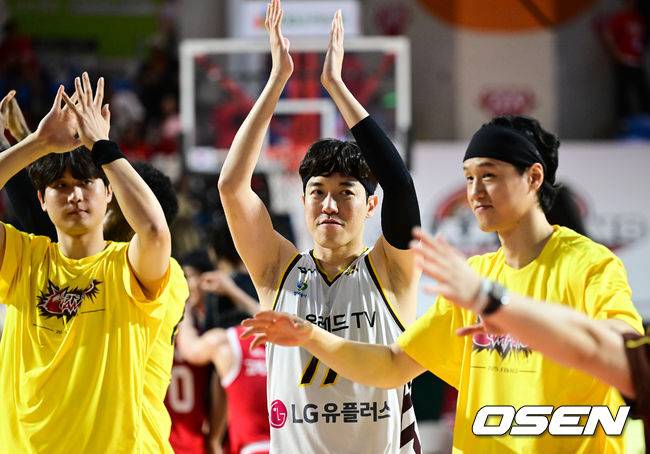 [OSEN=잠실, 조은정 기자]창원 LG는 7일 잠실학생체육관에서 개최된 2024-25 KCC 프로농구 챔피언결정전 2차전에서 서울 SK를 76-71로 이겼다. 적진에서 2연승을 달린 LG는 2승만 더하면 창단 첫 챔프전 우승을 달성한다. 홈에서 2연패를 당한 SK는 창원에서 치르는 3,4차전에서 엄청난 부담을 안게 됐다. 허일영을 비롯한 LG가 승리를 기뻐하고 있다. 2025.05.07 /cej@osen.co.kr