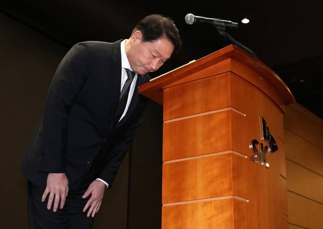 ▲최태원 SK그룹 회장이 7일 서울 중구 SKT타워에서 열린 유심 정보 유출 관련 일일 브리핑에 참석, SK텔레콤에서 일어난 해킹 피해에 대해 고개 숙여 대국민 사과를 하고 있다. ⓒ연합뉴스