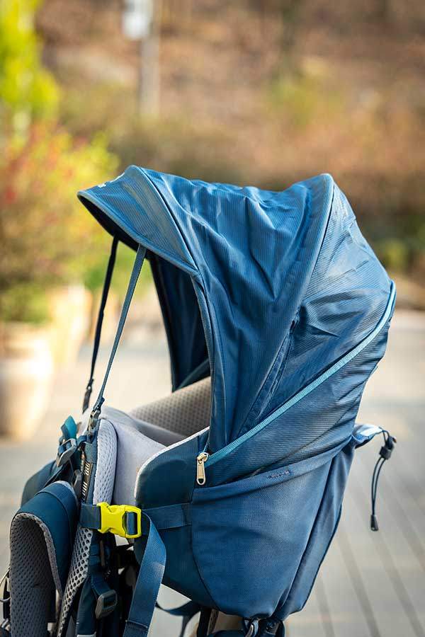 햇빛가리개로도 쓰이는 레인커버는 나뭇가지나 장애물들로부터 아기를 지켜 준다. 등산로에 튀어나온 나뭇가지에 긁혀 얼굴에 상처가 나는 것을 막을 수 있다.