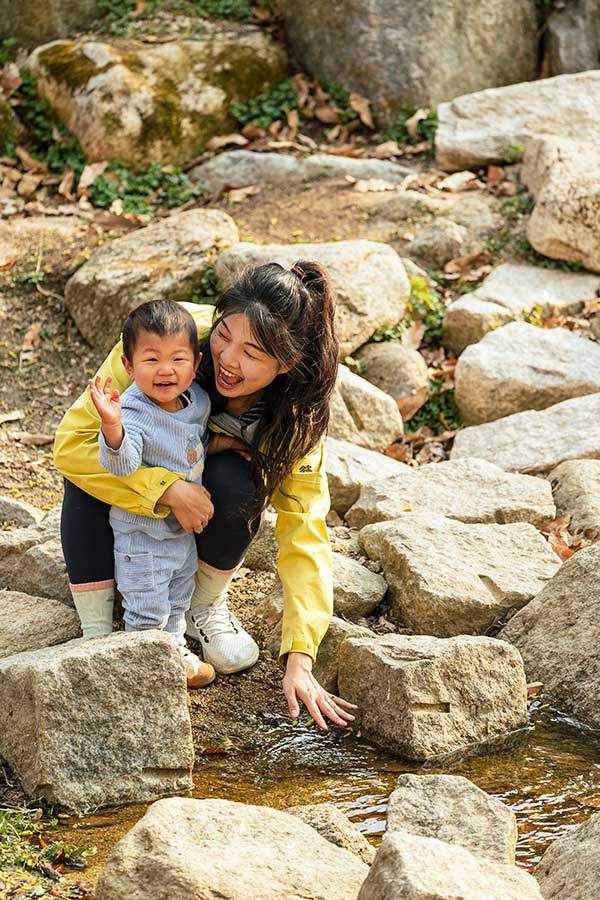 산행을 끝내니 주호 손이 흙투성이다. 계곡에 내려가 흙묻은 손을 씻었다.