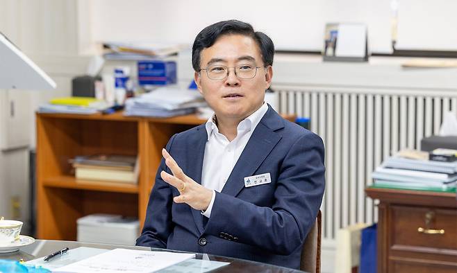 진교훈 서울 강서구청장이 최근 세계일보와의 인터뷰에서 “올해 ‘따뜻한 겨울나기’ 성금 모금 캠페인에서 서울 자치구 중 1위를 기록했다”며 “복지대상자가 많은 지역임에도 이웃을 먼저 생각하는 주민의 마음이 강서구의 큰 자산”이라고 말하고 있다. 강서구 제공