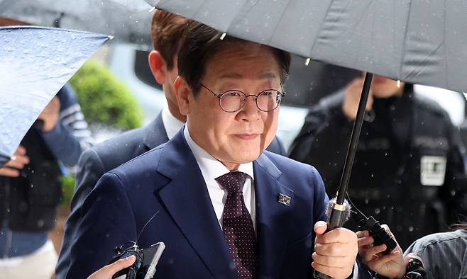 이재명 더불어민주당&nbsp;대선 후보가&nbsp;지난 4월 22일 서울 서초구 서울중앙지법에서 열린 대장동 배임 및 성남FC 뇌물 의혹 사건 75차 공판에 출석하고 있다. 뉴시스