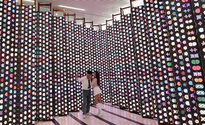 7일 서울 종로구 도화서길 디원에서 '2025 딜라이트 서울' 미디어아트 전시가 언론에 공개되고 있다. 디자인실버피쉬가 자체 개발한 IP를 활용한 미디어아트 '딜라이트'는 프로젝션 맵핑, AR 등 다양한 기술과 AI 체험 요소를 접목한 전시로서, 뉴욕, 워싱턴 DC, 파리, 두바이 등 해외 전시를 거쳐 서울에서 오픈하는 이번 2025 딜라이트 서울은 '화려한 서울의 이미지-휴머니티-서울의 시간과 기억-다른 차원의 세계에 대한 의문-호기심으로 가득한 서울의 이모저모-사이니지 속 한글의 매력'을 주제로 감상 가능하며 오는 8일부터 11월 15일까지 상설 전시로 운영된다.