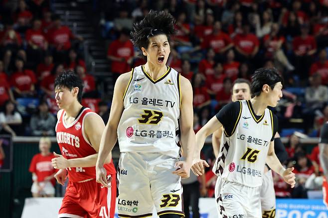 7일 오후 서울 송파구 잠실학생체육관에서 열린 '2024-25 KCC 프로농구 챔피언결정전 2차전' 서울 SK 나이츠와 창원 LG 세이커스의 경기 3쿼터에서 LG 타마요가 3점슛을 성공시킨 뒤 세리머니를 하고 있다.&nbsp; &nbsp;뉴스1