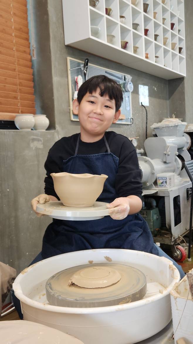 ‘2025 이천도자기축제’ 행사장을 방문한 초등학생이 직접 빚은 도자기를 들어 보이고 있다. 오상도 기자