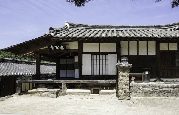 송첨종택 오른쪽 구석에서 바라본 사랑채 측면. 사랑채는 안채와 별개로 떨어져 있는 게 일반적이지만 이 집의 사랑채는 ‘ㅁ’자 모퉁이에 붙어 있고 대문채로 들어서면 바로 보인다.  노은주·임형남