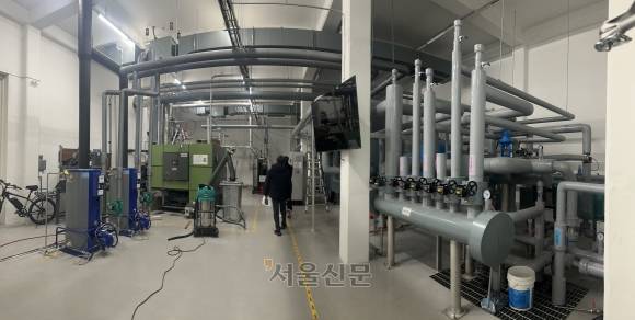 산촌으로는 처음 산림 에너지 자립마을로 선정된 충북 괴산군 장연면 장암리에 목재 칩 보일러와 가스화 열병합발전기, 축열조 등이 설치된 에너지 공급센터 내부.