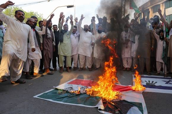 6일(현지시간) 파키스탄 물탄에서 열린 반인도 시위에서 시위대가 인도 국기와 나렌드라 모디 인도 총리가 그려진 현수막을 불태우고 있다. 유엔은 저날 두 나라가 전쟁 직전까지 몰렸다고 밝혔다. 2025.5.6 AFP 연합뉴스