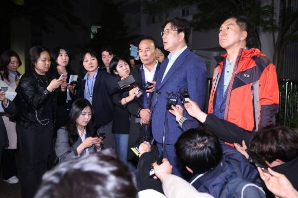 권성동 국민의힘 원내대표와 김기현·박덕흠 의원이 6일 후보 단일화 압박에 반발하며 후보 일정을 중단하고 상경한 김문수 대선 후보를 만나기 위해 서울 관악구 김 후보의 자택 앞에서 기다리다 김 후보가 오지 않자 자리를 떠나며 입장을 밝히고 있다. 2025.5.6 연합뉴스