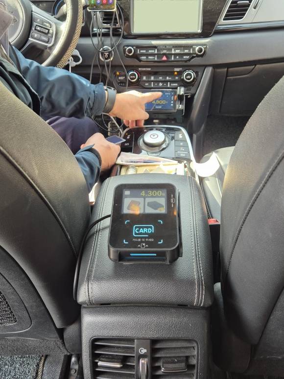 제주도가 다음주부터 택시 승객이 기사에게 카드를 건네지 않아도 QR코드에 직접 갖다대면 결제되는 시스템을 도입한다. 제주도 제공