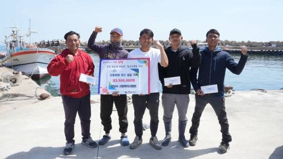 경북 영덕군 경정3리 해안마을을 덮친 산불로부터 마을 노인들을 구한 인도네시아 이주민들이 지난달 24일 지원 성금을 받은 후 기념 촬영을 하고 있다. 왼쪽부터 아지(25), 레오(24), 수기안토(31), 만도(24), 제프리(24). 유규상 기자