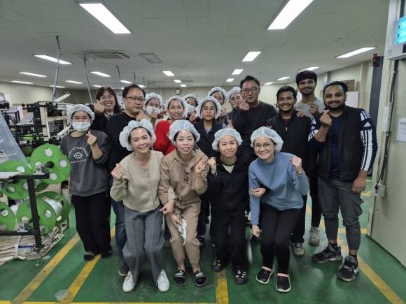 경기 파주에 있는 공장 대진씨앤씨에서 일하는 알라민, 이엔, 임승준 팀장과 정의석 대표 등이 6일 공장을 배경으로 포즈를 취하고 있다. 이곳의 이주노동자는 전체 직원의 절반이 넘는다. 김우진 기자