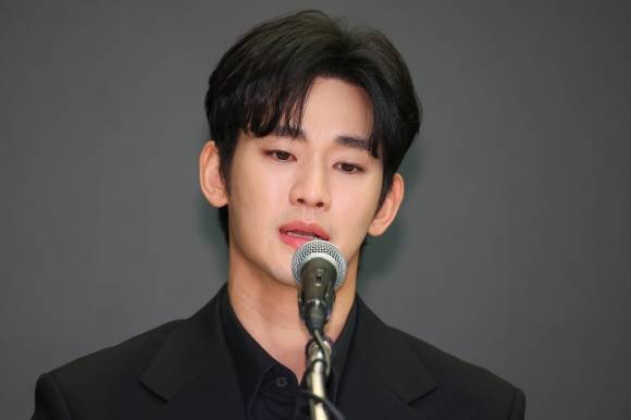 기자회견 하는 김수현 - 배우 김수현이 31일 오후 서울 마포구 스탠포드 호텔에서 미성년자였던 배우 고 김새론과 교제했다는 의혹과 관련해 입장발표 기자회견을 하고 있다. 2025.3.31 연합뉴스