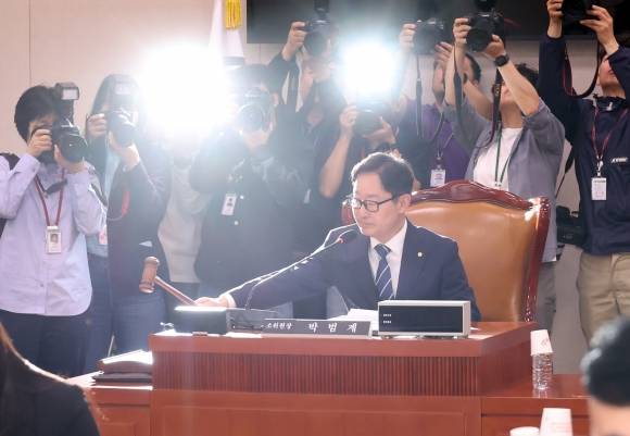 국회 법제사법위원회 법안심사 1소위원장인 박범계 더불어민주당 의원이 7일 국회에서 소위를 개의하며 의사봉을 두드리고 있다. 뉴시스