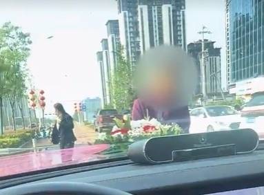 중국 허난성 신양에서 한 할아버지가 신혼부부가 탑승한 웨딩카를 막아세우고 있다. 자료 : 56.com