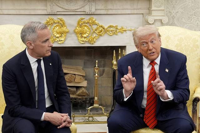 마크 카니(왼쪽) 캐나다 총리와 도널드 트럼프 미국 대통령이 6일(현지 시간) 미국 워싱턴DC 백악관에서 만나 대화를 나누고 있다. AP연합뉴스