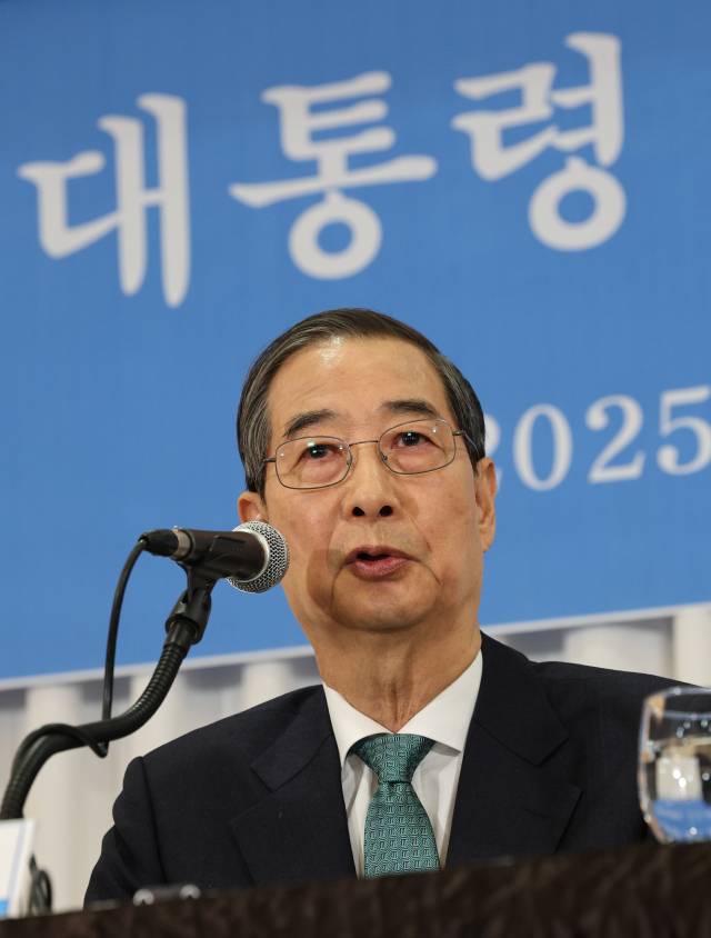 한덕수 무소속 대선 예비후보가 6일 서울 중구 코리아나호텔에서 열린 관훈토론회에서 패널 질문에 답변하고 있다. 연합뉴스