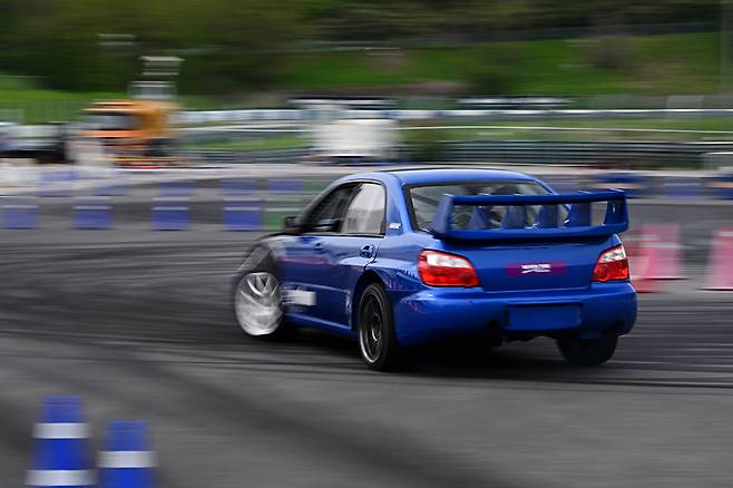 레드콘 모터스포트의 임프레자는 말 그대로 강렬한 주행을 선보였다. 사진 김학수 기자