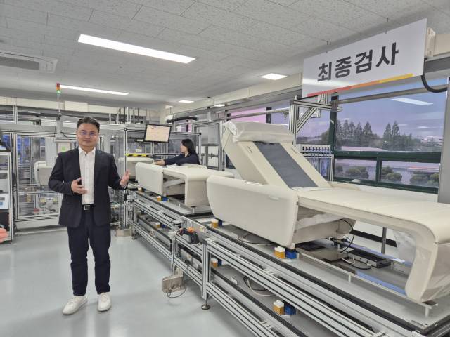 충남 천안시에 있는 세라젬 천안타운에서 김풍기 세라젬 최고제품책임자(CPO)가 공정 과정을 설명하고 있다. 사진 제공=세라젬