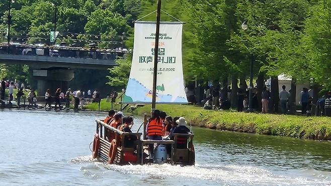​영산강 상류에 있는 전남 담양은 전통의 대나무 고장이다. 담양이 초록 댓잎 물결과 은은한 죽향, 청량한 댓잎 소리에 온통 초록으로 물들었다. 머무는 것만으로 절로 힐링이 되는 곳. 담양에선 매해 봄이면 '담양대나무축제'가 펼쳐진다. 올해 축제도 관광객들로 인산인해(人山人海)를 이뤘다. 4일 오후 관광객들이 담양천변에서 대나무 뗏목을 타고 있다. ⓒ시사저널 정성환​