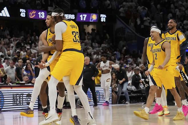 인디애나의 타이리스 할리버튼(왼쪽 끝)이 7일(한국시간) 로킷 모기지 필드하우스에서 열린 NBA 2024~2025시즌 PO 2라운드 2차전 4쿼터 종료 1분를 남기고 역전 3점슛을 터트리자 동료들이 달려와 함께 기뻐하고 있다. 인디애나가 기적과 같은 역전 드라마를 쓰며 원정에서만 2연승을 챙겼다. 클리블랜드(미 오하이오주)｜AP뉴시스