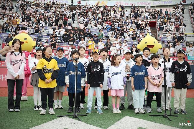 KT와 NC 어린이 팬들이 6일 수원KT위즈파크에서 함께 애국가를 제창하고 있다. 사진제공|KT 위즈