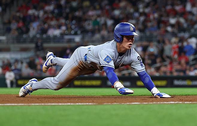 LA 다저스 김혜성이 5일 애틀랜타전에서 9회초 3루로 달리며 슬라이딩하고 있다. Getty Images코리아