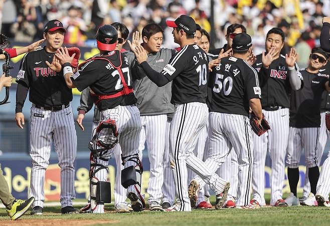 LG 선수들이 지난 6일 서울 서울 잠실야구장에서 열린 두산과의 경기에서 5-1로 이긴 뒤 기뻐하고 있다. 연합뉴스
