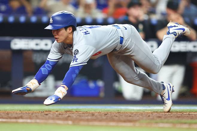 LA 다저스 김혜성이 7일 마이애미전에서 7회초 홈에 슬라이딩하며 득점하고 있다. AFP연합뉴스