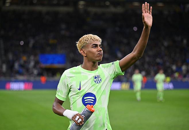 바르셀로나 라민 야말이 7일 유럽챔피언스리그 4강 2차전 워밍업 중 팬들에게 인사하고 있다. Getty Images코리아