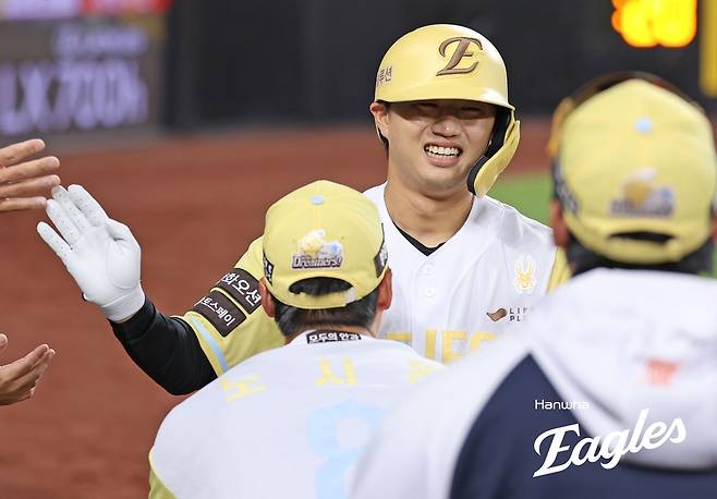 이원석이 7일 대전 삼성전에서 투런포를 터트린 뒤 기뻐하고 있다. 한화 이글스 제공