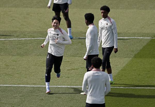 ▲ 파리 생제르맹 이강인이 아스널과의 유럽축구연맹 챔피언스리그(UCL) 4강 2차전 공식 훈련에 나서 몸을 풀었다. ⓒ연합뉴스/REUTERS/AFP