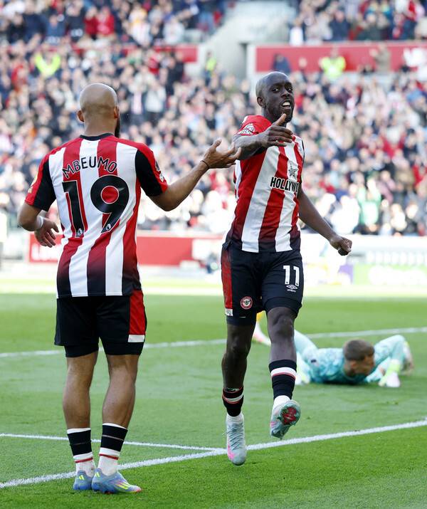 ▲ 브렌트포드 공격수 브라이언 음베우모와 요네 위사가 부자 구단들의 관심 대상에 올라갔다. ⓒ연합뉴스/REUTERS