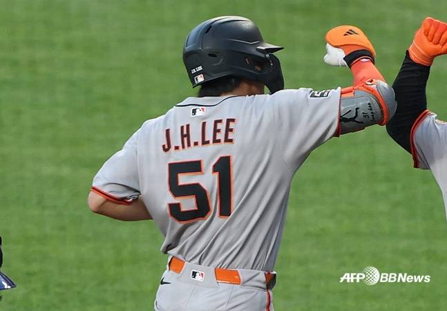 샌프란시스코 이정후가 7일(한국시간) 시카고 컵스전에서 5회초 홈런을 터트린 후 기뻐하고 있다. /AFPBBNews=뉴스1