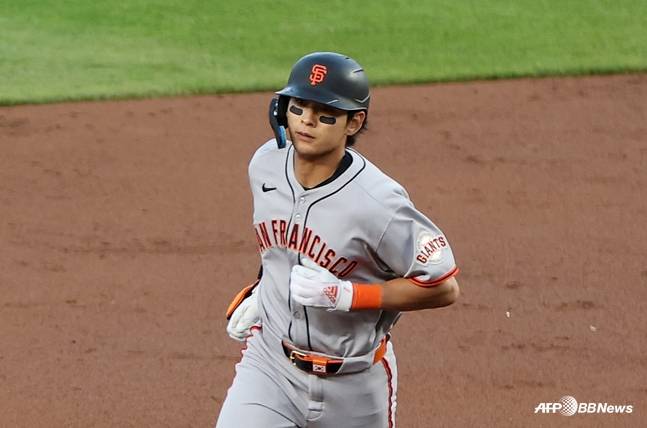 홈런을 치고 그라운드를 돌고 있는 이정후. /AFPBBNews=뉴스1