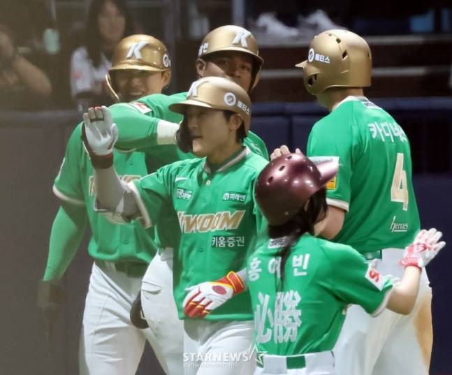 8회 추격의 만루 홈런을 때려낸 김태진(가운데). /사진=강영조 선임기자