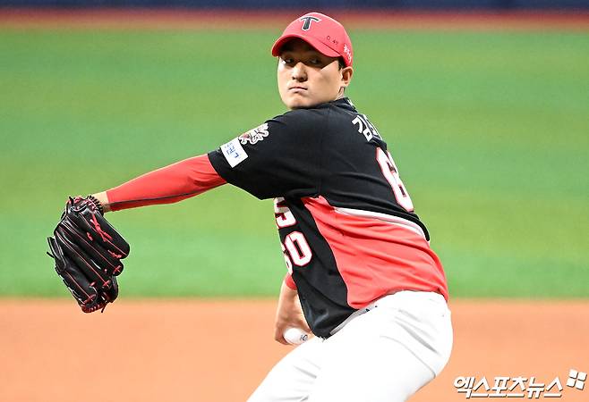 6일 오후 서울 구로구 고척스카이돔에서 열린 '2025 신한 SOL Bank KBO리그' KIA 타이거즈와 키움 히어로즈의 경기, 3회말 KIA 선발투수 김도현이 공을 힘차게 던지고 있다. 고척, 김한준 기자