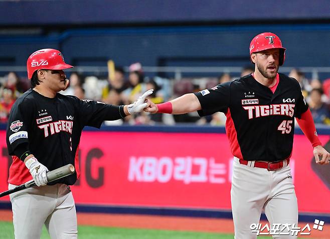 6일 오후 서울 구로구 고척스카이돔에서 열린 '2025 신한 SOL Bank KBO리그' KIA 타이거즈와 키움 히어로즈의 경기, 1회초 1사 만루 KIA 김선빈이 1타점 희생플라이 타구를 날린 후 득점한 위즈덤과 기뻐하고 있다. 고척, 김한준 기자
