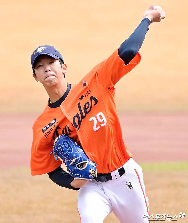 황준서는 지난 6일 서산구장에서 열린 2025 메디힐 KBO 퓨처스리그 SSG 랜더스전에 선발 등판해 6이닝 76구 5피안타(2홈런) 8탈삼진 2사사구 4실점으로 퓨처스리그 팀 10연승에 이바지했다.&nbsp;엑스포츠뉴스 DB