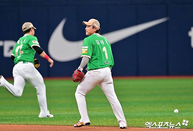 키움 히어로즈 내야수 김태진이 7일 서울 고척스카이돔에서 열린 2025 신한 SOL Bank KBO리그 KIA 타이거즈와의 팀 간 6차전에서 4회초 수비 중 포구 실책으로 실점의 빌미를 제공했다. 사진 김한준 기자