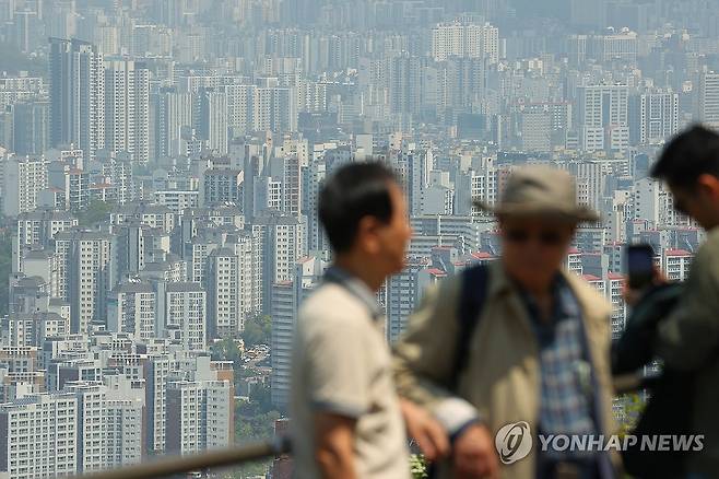 '토허제 일시해제' 서울 아파트 1분기 거래량 4년 만에 최대 (서울=연합뉴스) 진연수 기자 = 금리 인하 기대감과 토지 거래 허가 구역 '잠시 해제' 등의 영향으로 1분기 서울 아파트 거래량이 4년 만에 가장 많았던 것으로 나타났다. 서울부동산정보광장에 따르면 지난 1분기(1∼3월) 서울 아파트 거래량은 1만9천376건으로 집계됐다. 1분기 기준으로 지난 2021년 1분기(1만3천799건) 이후 4년 만에 가장 많았다. 사진은 28일 남산에서 바라본 서울 시내 아파트 단지. 2025.4.28 jin90@yna.co.kr