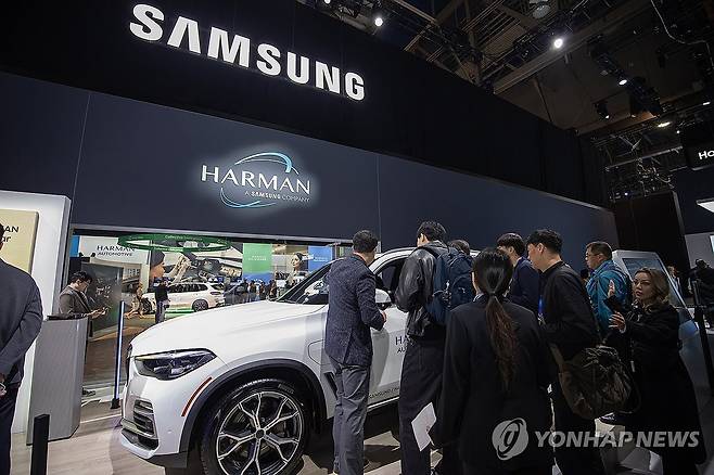 하만 전시장 관람하는 CES 관람객 (서울=연합뉴스) 삼성전자가 미국 라스베이거스 컨벤션센터에서 열린 CES 2025의 삼성전자 전시관에서 관람객들이 다양한 제품과 설루션들을 체험하고 있다고 8일 밝혔다. 관람객이 삼성전자 자회사 하만이 전시한 차량을 관람하고 있다. 2025.1.8 [삼성전자 제공. 재판매 및 DB 금지] photo@yna.co.kr