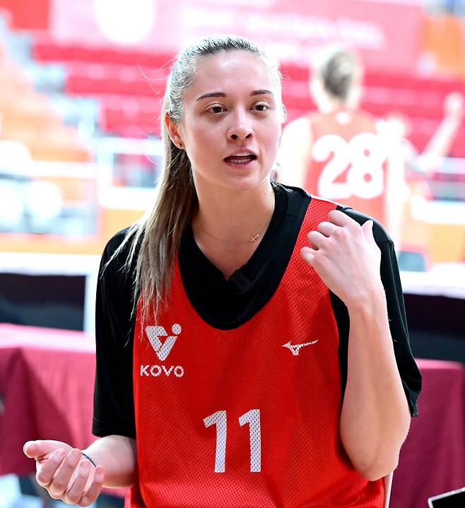 인터뷰하는 레베카 라셈 [한국배구연맹 제공. 재판매 및 DB 금지]