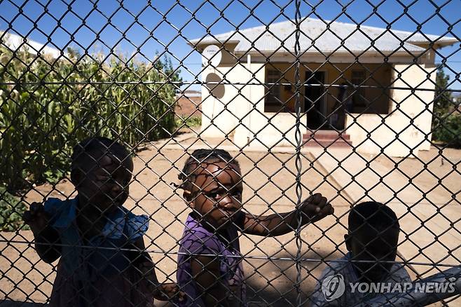 남아공 빈곤 지역의 어린이들 [EPA=연합뉴스 자료사진. 재판매 및 DB 금지]