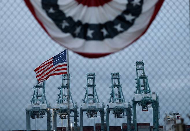 이달 6일(현지시간) 미국 로스앤젤레스항 화물 크레인  [AFP 연합뉴스. 게티이미지. 재판매 및 DB 금지]