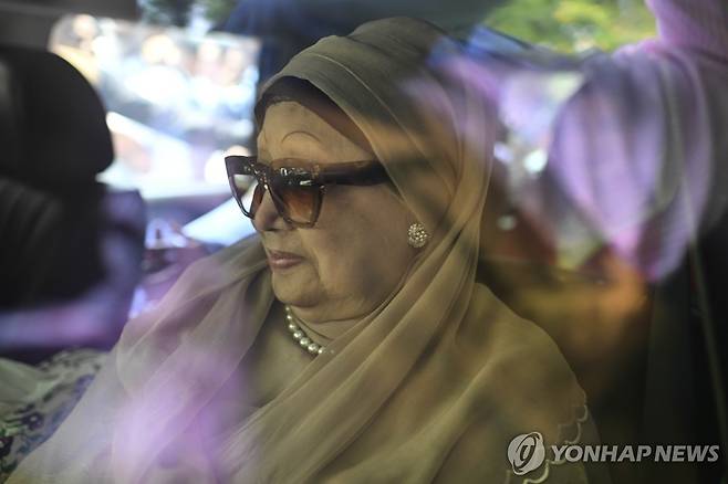 6일 공항에 도착한 뒤 떠나는 칼레다 지아 BNP 총재 [AP 연합뉴스 자료사진. 재판매 및 DB 금지]