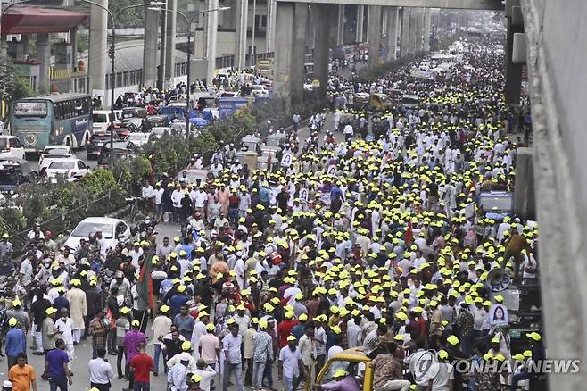 자아 총재의 귀국을 환영하는 지지자들 [AP 연합뉴스 자료사진. 재판매 및 DB 금지]