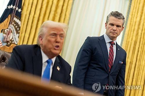 트럼프 미 대통령의 연설을 지켜보고 있는 헤그세스 국방장관  [로이터=연합뉴스 자료사진. 재판매 및 DB금지]