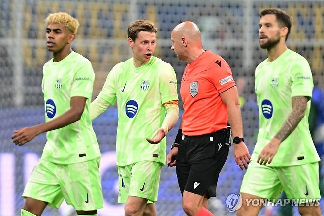 시몬 마르치니아크 심판에게 항의하는 바르셀로나 선수들 [로이터=연합뉴스. 재판매 및 DB금지]