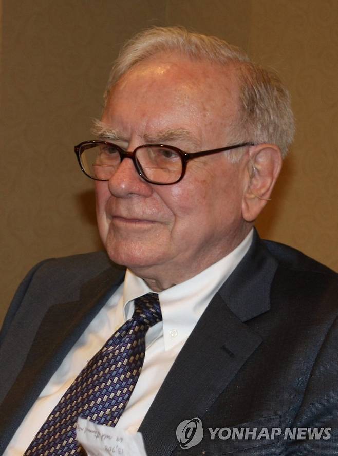 버핏 "한국경제 잘해나갈 것" (오마하<美네브래스카주>=연합뉴스) 김지훈 특파원 = 워런 버핏 버크셔 해서웨이 회장(왼쪽)이 3일(현지시간) 미국 네브래스카주 오마하시 메리어트호텔에서 기자회견을 갖고 미국 등의 경제상황 진단과 투자비전 등을 밝히고 있다. 버핏 회장은 특히 "한국경제가 몇 년간 잘 해나갈 것"이라면서 한국 업체의 주식을 추가 매입할 방침임을 시사하기도 했다. 2009.5.4 hoonkim@yna.co.kr